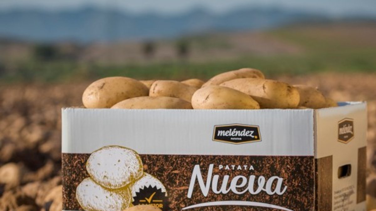 Una caja de las nuevas patatas Meléndez. / E.M.