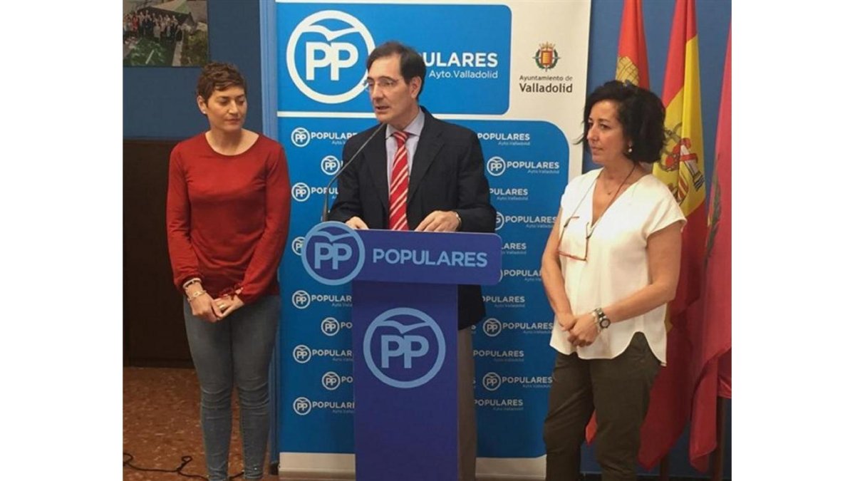 El portavoz del Grupo Popular, Jesús Enríquez, ha detallado estas mociones, acompañado por la concejal Mayte Martínez-EUROPA PRESS