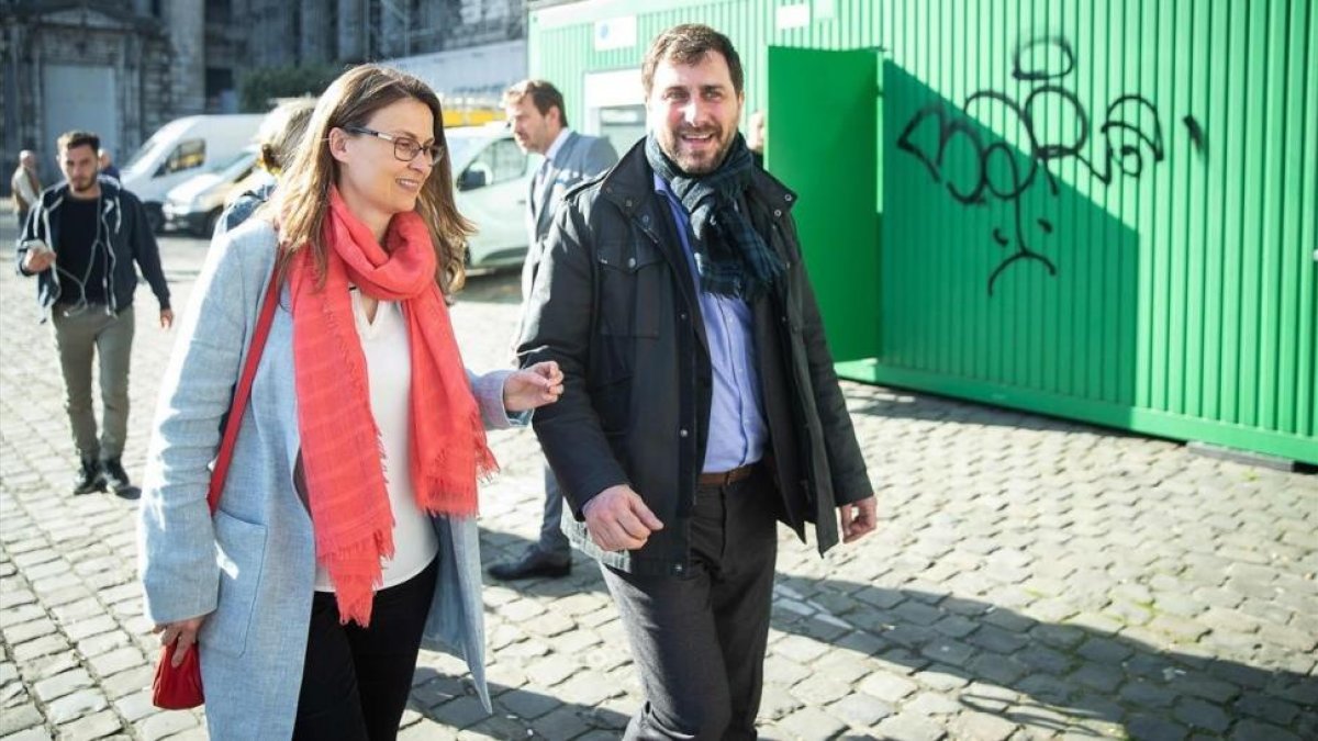 Los exconsellers Meritxell Serret y Toni Comín, el pasado 19 de abril camino del tribunal de primera instancia de Bruselas que examina su caso-JAMES ARTHUR GEKIERE