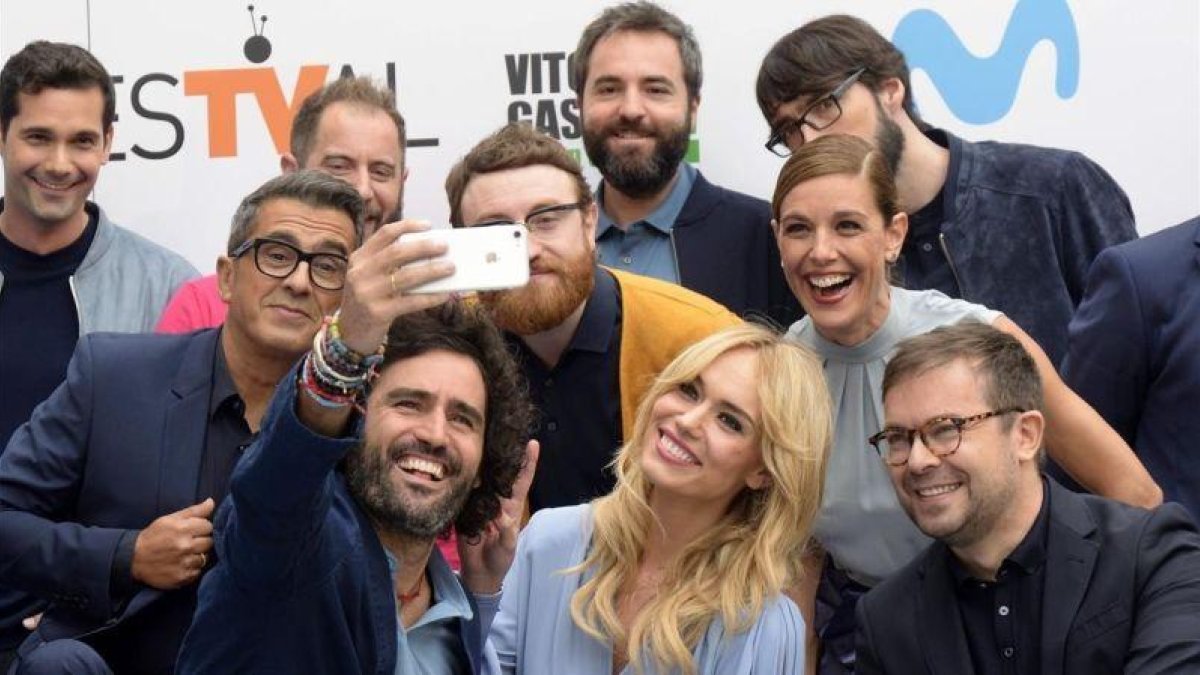 Andreu Buenafuente, Raúl Gómez (con el móvil) y Patricia Conde, entre otras estrellas de #0, en el FesTVal de Vitoria.-JOSE RAMON GOMEZ