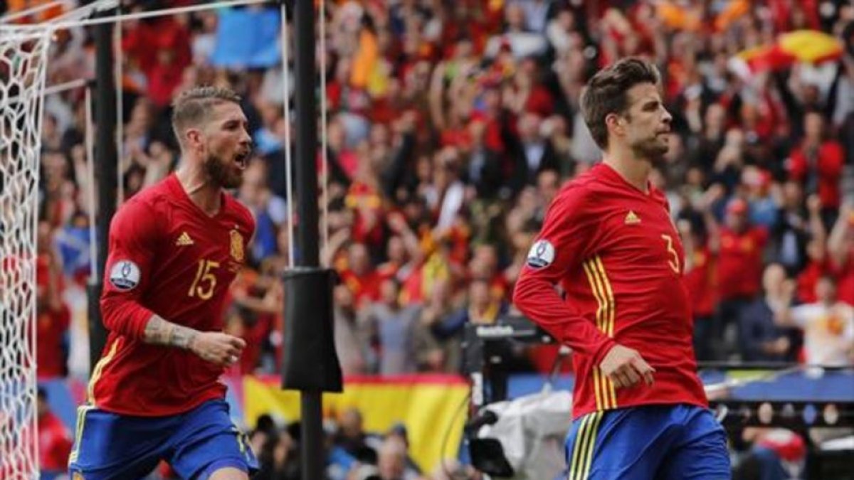 Sergio Ramos y Gerard Piqué, en un partido de la pasada Eurocopa.-EFE / JUANJO MARTÍN