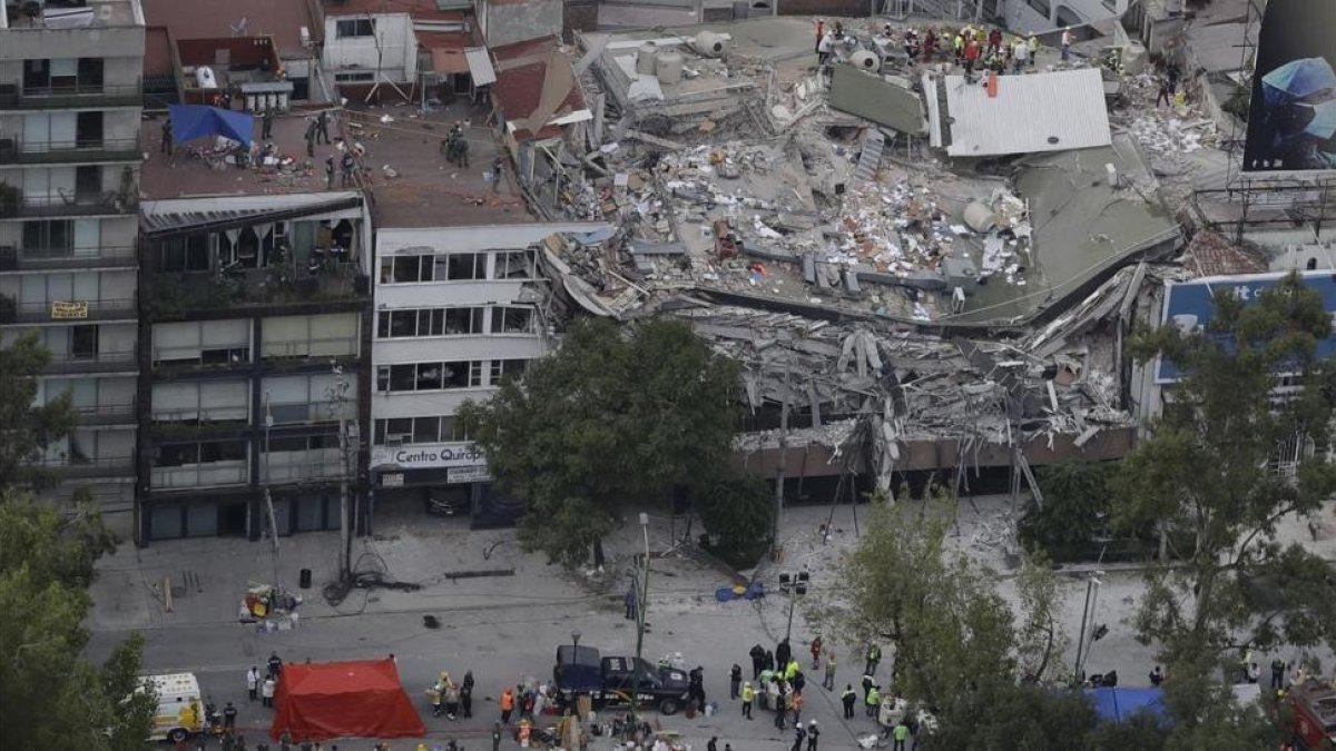 Los servicios de rescate buscan supervivientes atrapados en un edificio hundido tras el seísmo, en Roma Norte, barriada de Ciudad de México, el 20 de septiembre-AP / REBECCA BLACKWELL