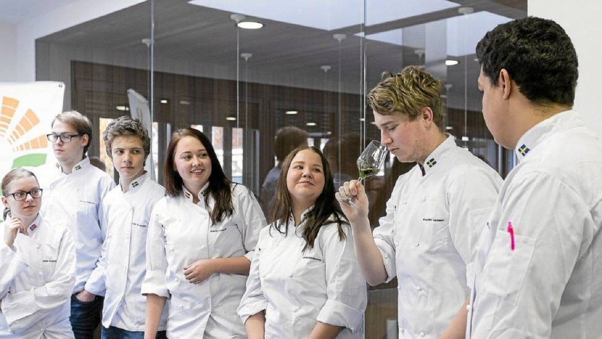 Un joven cata una copa de aceite junto a sus compañeros, en la Escuela de Cocina-Miguel Ángel Santos