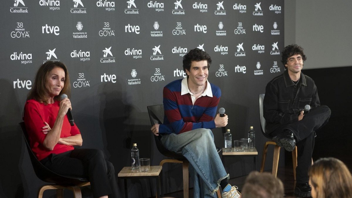 La cantante Ana Belén y los directores de cine y guionistas Javier Calvo y Javier Ambrossi ('Los Javis') ofrecen una rueda de prensa como presentadores de los Premios Goya 2024, en la Academia de Cine. -EP