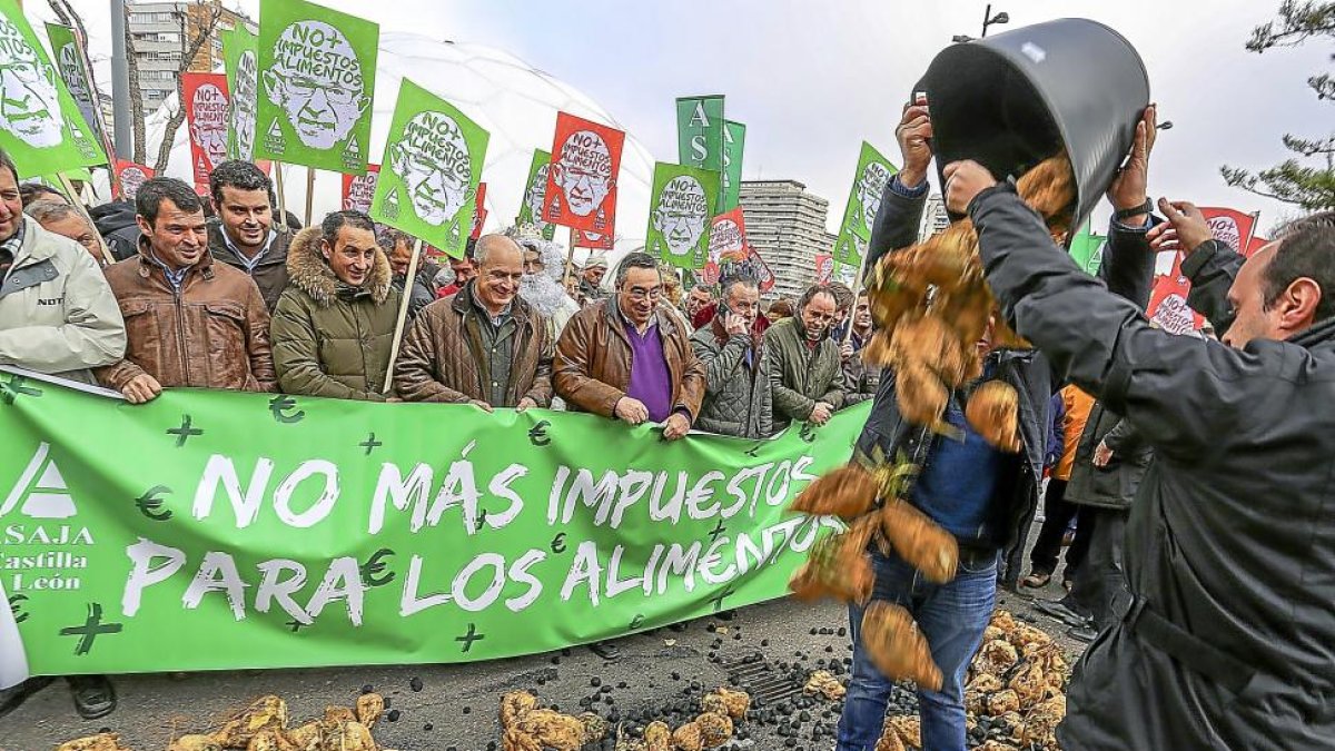 Agricultores lanzan remolacha a la puerta de la Delegación del Gobierno.-ICAL