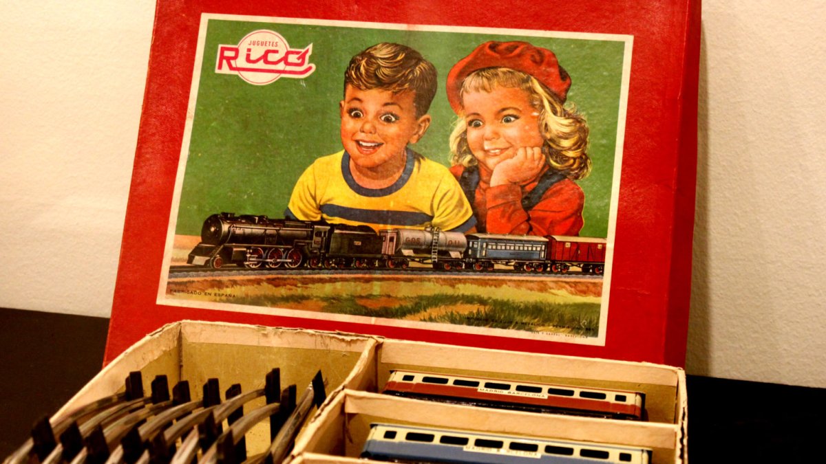 Un tren de juguete antiguo con sus componentes en la caja. - E.M.