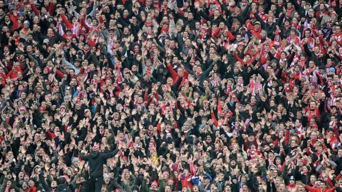 Aficionados del Bayern de Múnich animan a su equipo.-AFP / CRISTOF STACHE