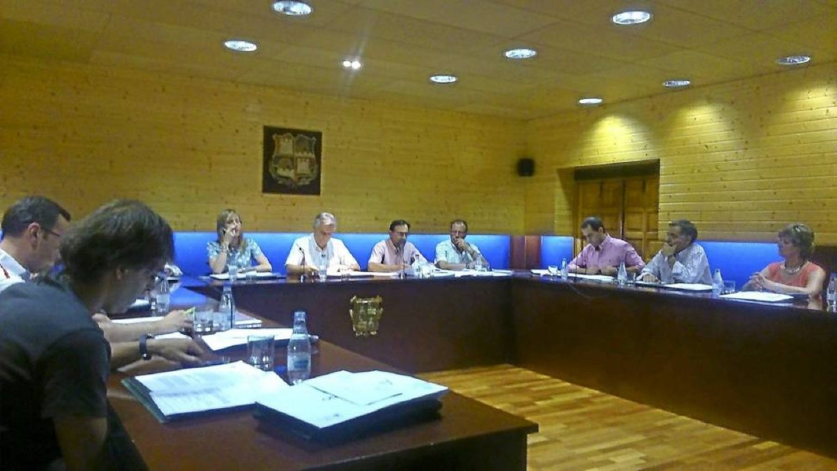 rtemio Domínguez preside el primer pleno municipal de legislatura en Medina de Rioseco, ayer por la tarde.-E.M.