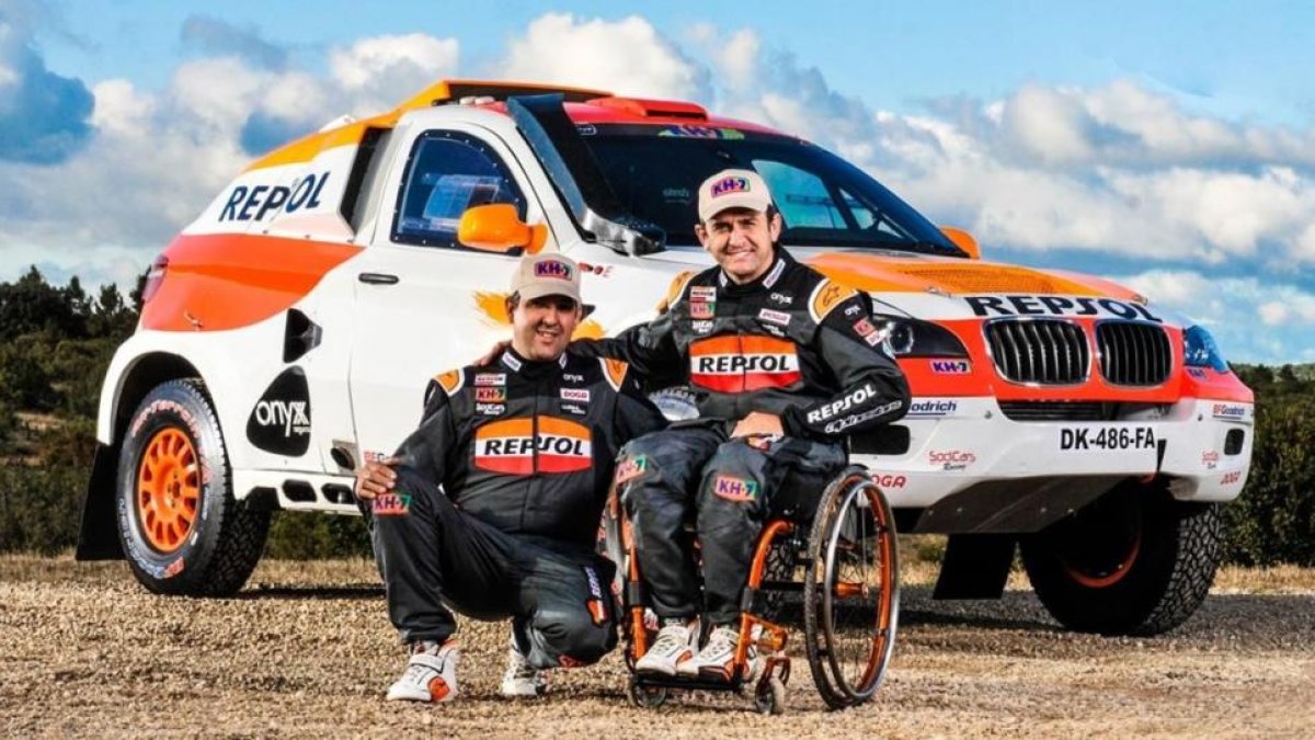 Isidre Esteve, en su silla de ruedas, junto a Txema Villalobos, su inseparable copiloto.-LOOKER PHOTOGRAPHY