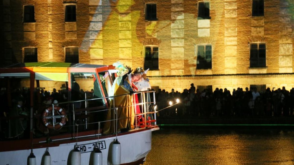 Los Reyes Magos llegan en barco a Medina de Rioseco.-ICAL