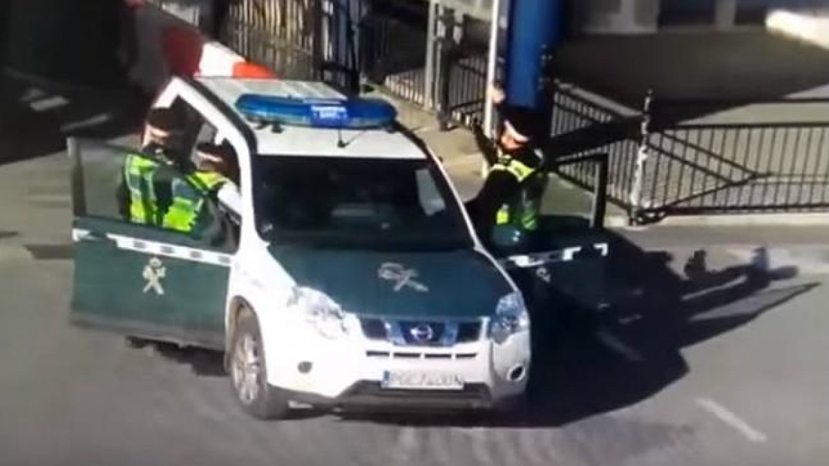 Imagen del momento de la detención del ciudadano de origen polaco en la frontera de Gibraltar.-