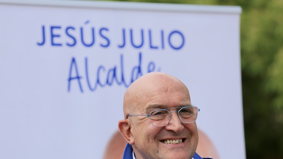 El candidato del PP a la Alcaldía, Jesús Julio Carnero, junto a vecinos de La Victoria. ICAL