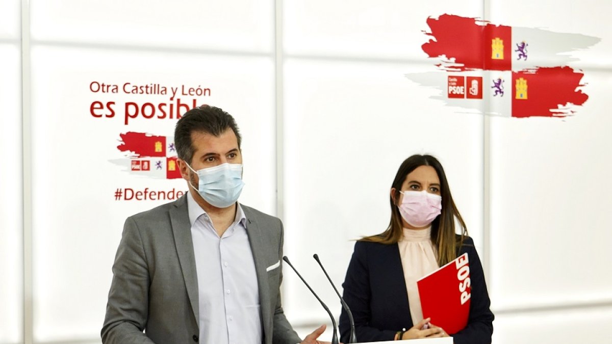 Luis Tudanca y Nuria Rubio en un momento de la rueda de prensa de ayer. ICAL