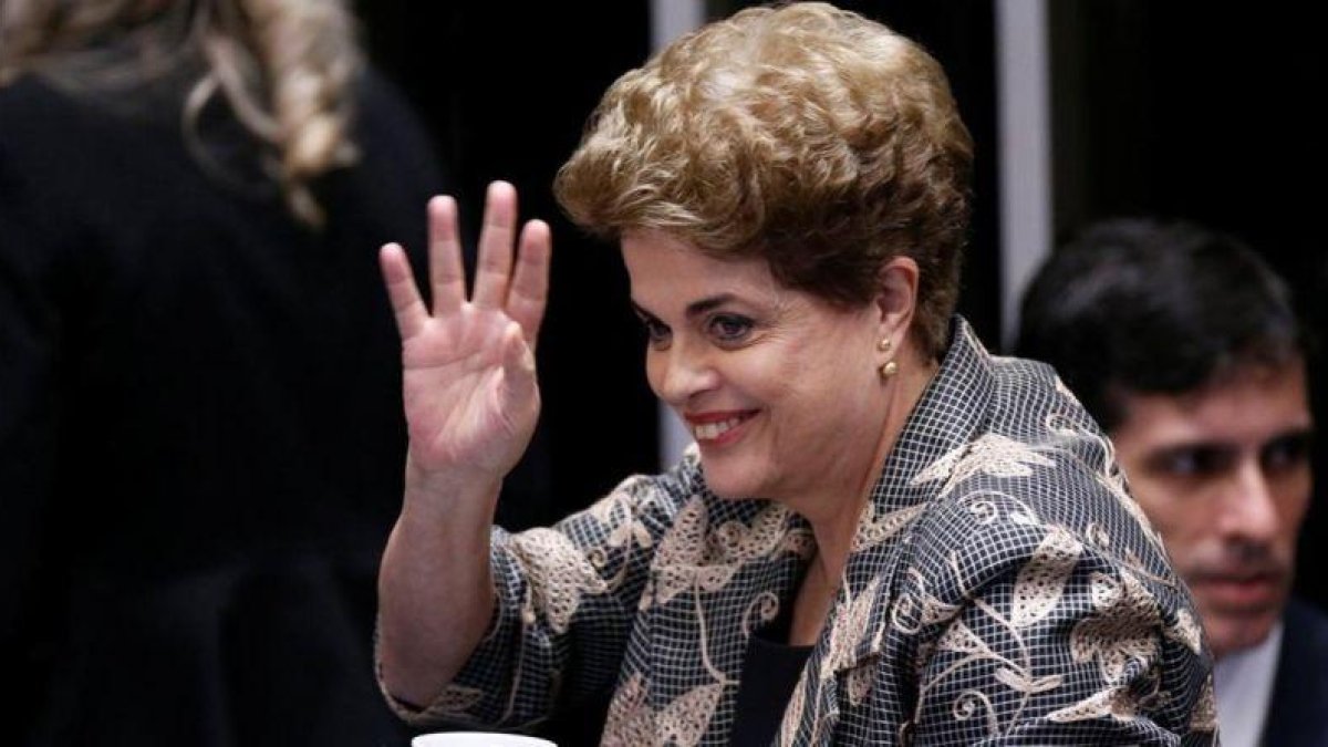 Dilma Rousseff acude a la última sesión de debate previa a la decisión del Senado de destituirla o no como presidenta del Brasil.-REUTERS / UESLEI MARCELINO