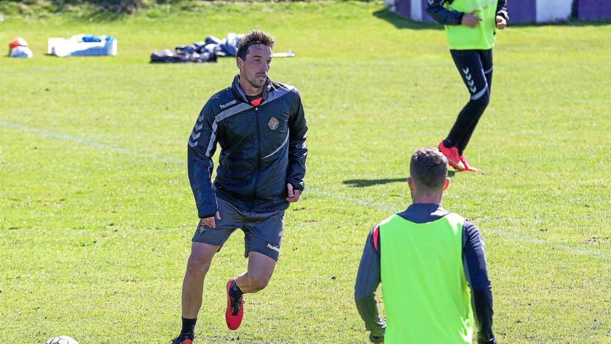 Leão, que puede volver ante el Leganés, durante un partidillo del entrenamiento de ayer.-Pablo Requejo