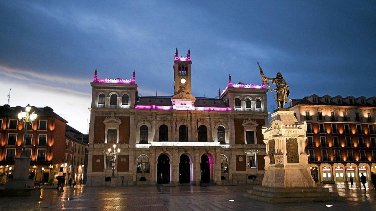 El Ayuntamiento iluminado con los colores del Real Valladolid. | E. M.