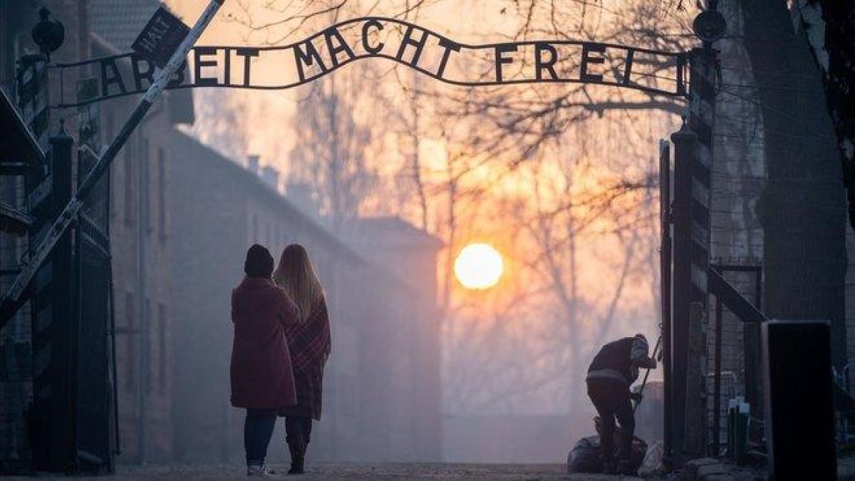 Entrada al campo de exterminio nazi de Auschwitz, en la que se mantiene el cartel de ’El trabajo os hará libres’.-KAY NIETFELD (DPA)