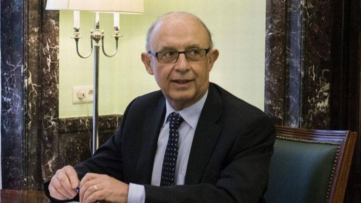 El ministro de Hacienda, Cristóbal Montoro, este martes.-Foto: EFE / LUCA PIERGIOVANNI