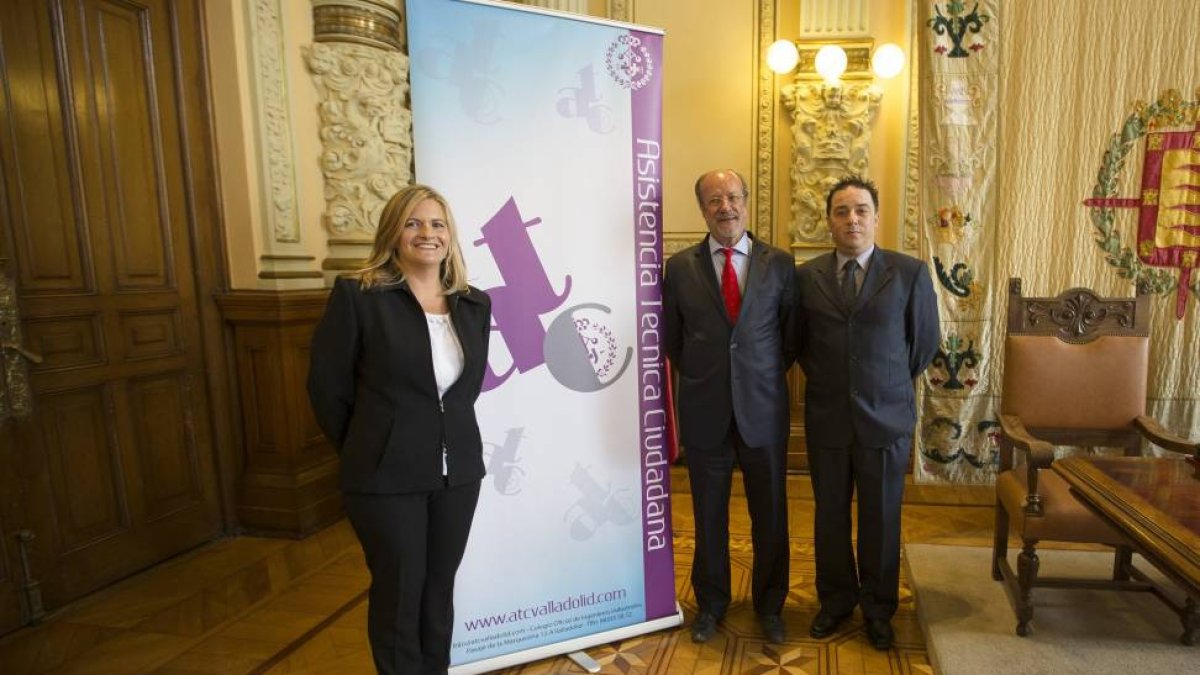 El alcalde de Valladolid, Francisco Javier León de la Riva (c), y la presidenta del Colegio de Oficial de Ingenieros Industriales, Marta Palacios (i), presentan la Iniciativa de Asistencia Técnica Ciudadana. Les acompaña en la imagen, Carlos J. Moreno Mon-Ical