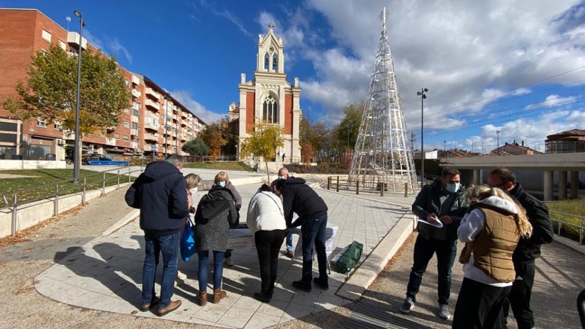 Recogida de firmas para recuperar el proyecto del soterramiento.- E. M.