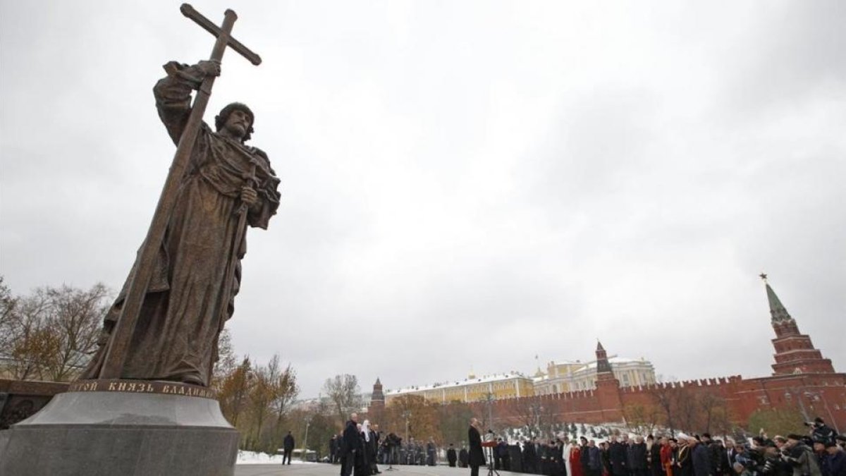 Putin, en el centro de la imagen, durante el discurso de inauguración de la gigantesta estatua de Vladímir el Grande.-AP / ALEXANDER ZEMLIANICHENKO