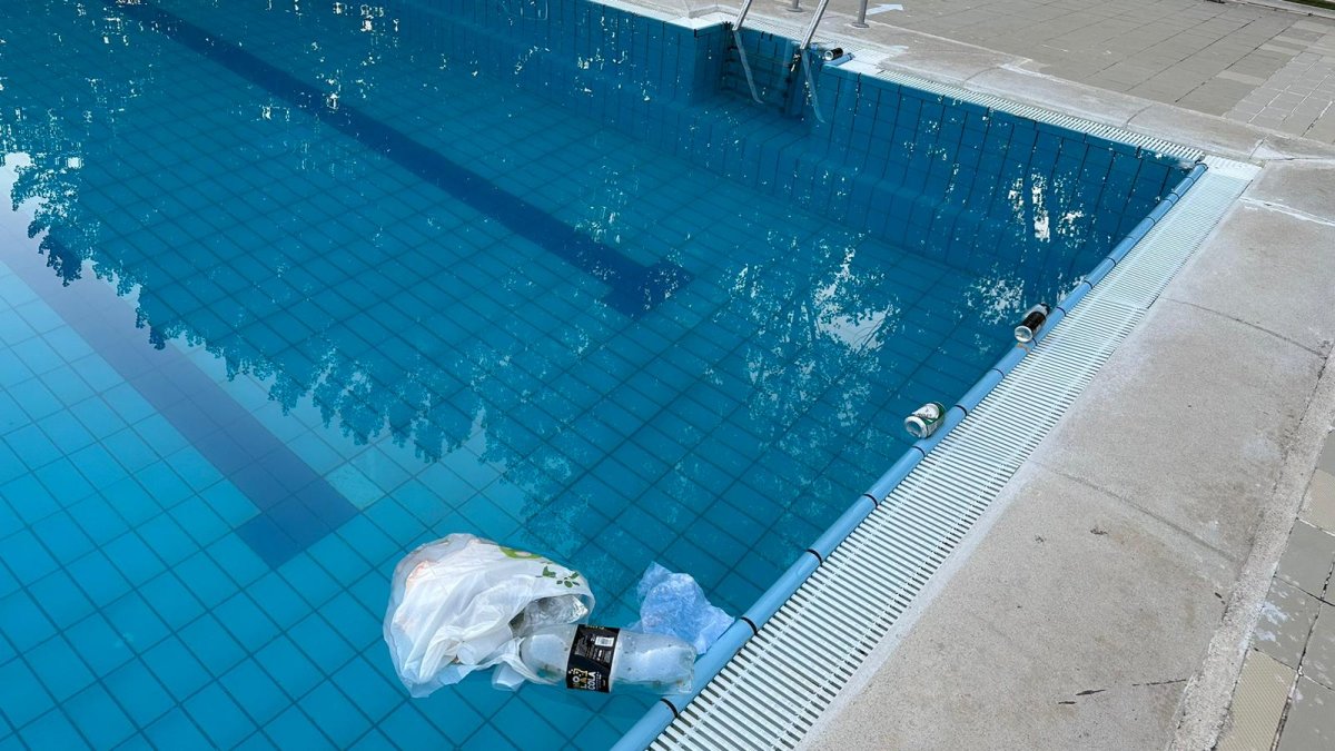 Basura en una piscina municipal de Laguna de Duero. -AYUNTAMIENTO LAGUNA