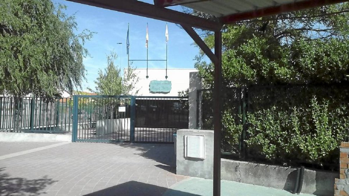 Entrada al colegio Miguel Delibes de Aldeamayor de San Martín, el único centro escolar del municipio-L. G.