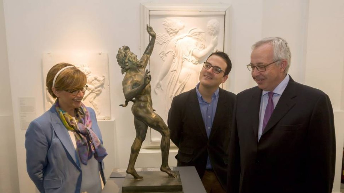 La directora del Museo Nacional de Escultura, María Bolaños, el presidente y consejero delegado del Grupo Féliz Solís Avantis y de Pagos del Rey, y el director del Museo de Pagos del Rey, Rodrigo Burgos (C), presentan las actividades de 'Placeres Dionisía-ICAL