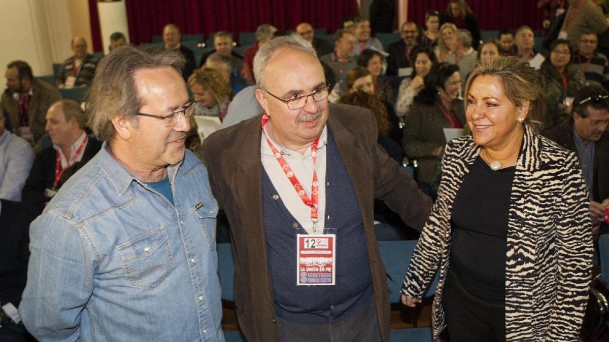 El alcalde de Zamora, Francisco Guarido; el secretario provincial de UGT, Angel del Carmen; y la vicepresidenta y consejera de Empleo de la Junta de Castilla y León, Rosa Valdeón; asisten al XII Congreso Provincial Ordinario de UGT de Zamora.-ICAL