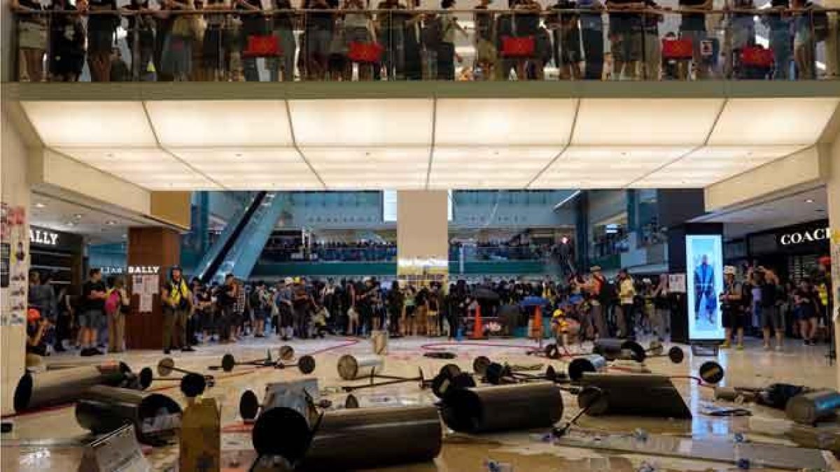 Las protestas prodemocráticas llegan a los centros comerciales de Hong Kong.-AP / VINCENT YU