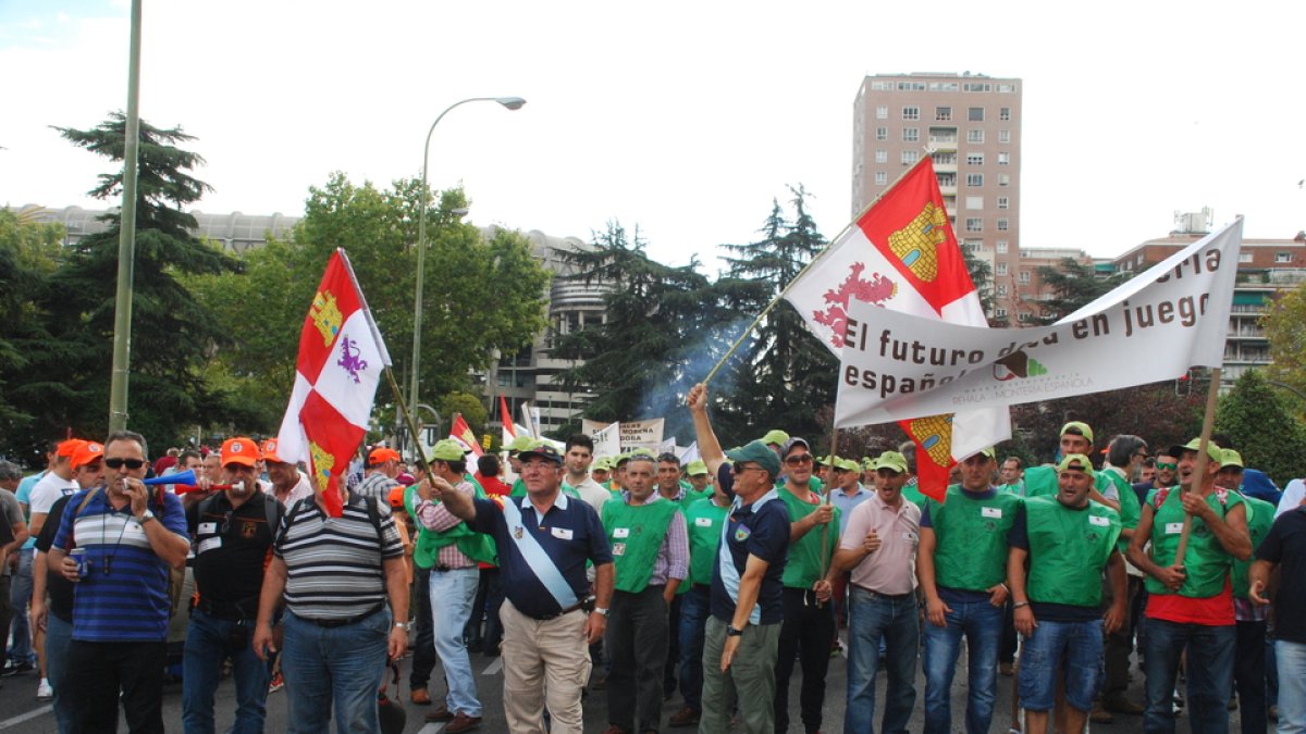 Cazadores y rehaleros regionales en una manifestación a favor de la caza en Madrid. Leonardo de la Fuente.