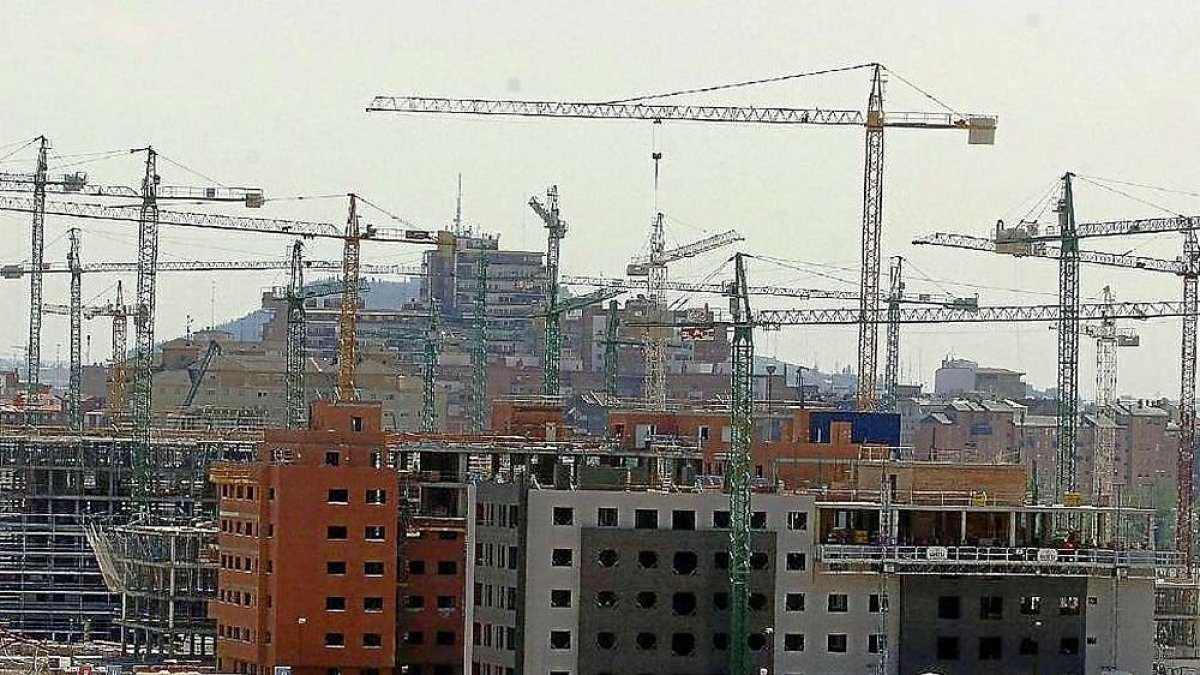 Construcción de viviendas en el barrio vallisoletano de Villa de Prado.-E. M.