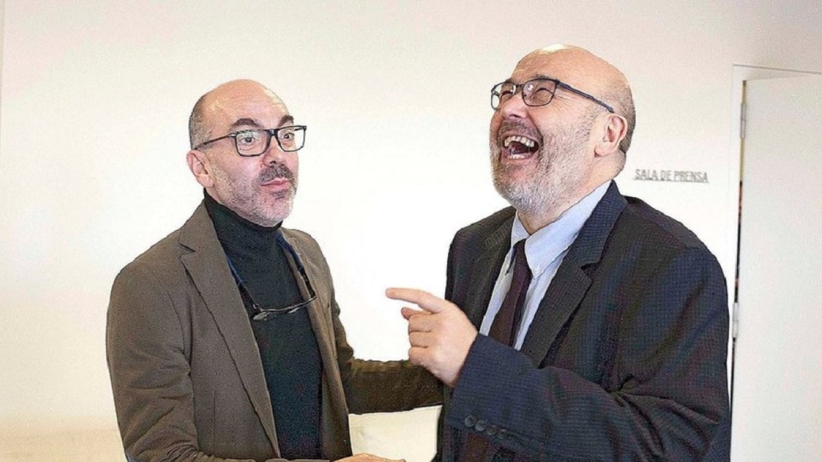 El consejero de Cultura, Javier Ortega, y el director de la Siglo, Juan González-Posada, en una imagen de archivo. / ICAL