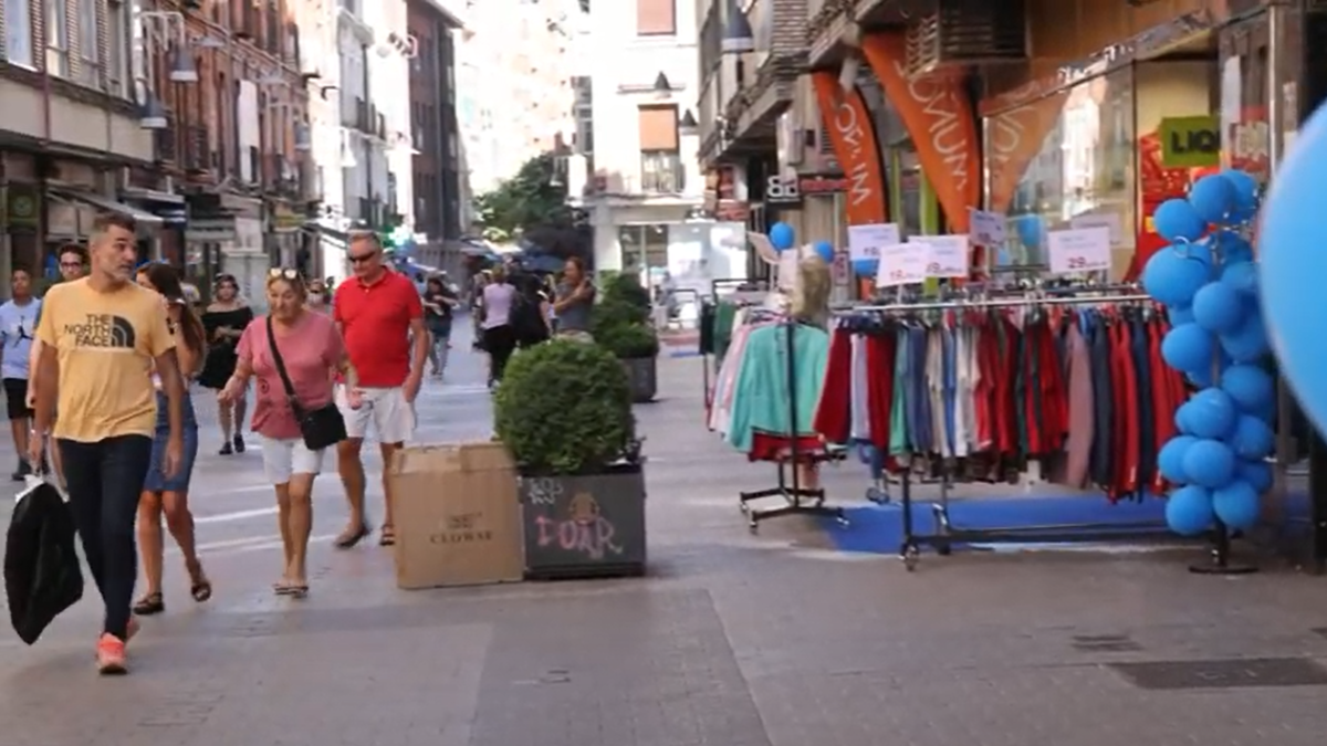 El comercio de Valladolid vende su stock en la calle.- PHOTOGENIC