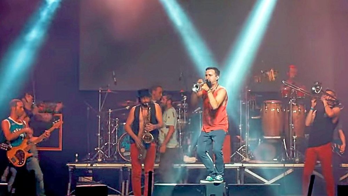 El grupo de música ecléctica ‘La Pegatina’ en pleno concierto.-LA PEGATINA