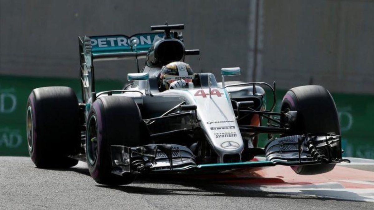 Lewis Hamilton, líder por poco en los entrenamientos libres de Abu Dabi.-REUTERS / HAMAD I MOHAMMED