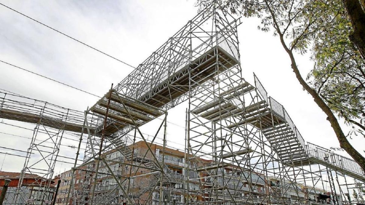 Pasarela construída por Adif para el cruce peatonal en Pilarica.-J. M. Lostau