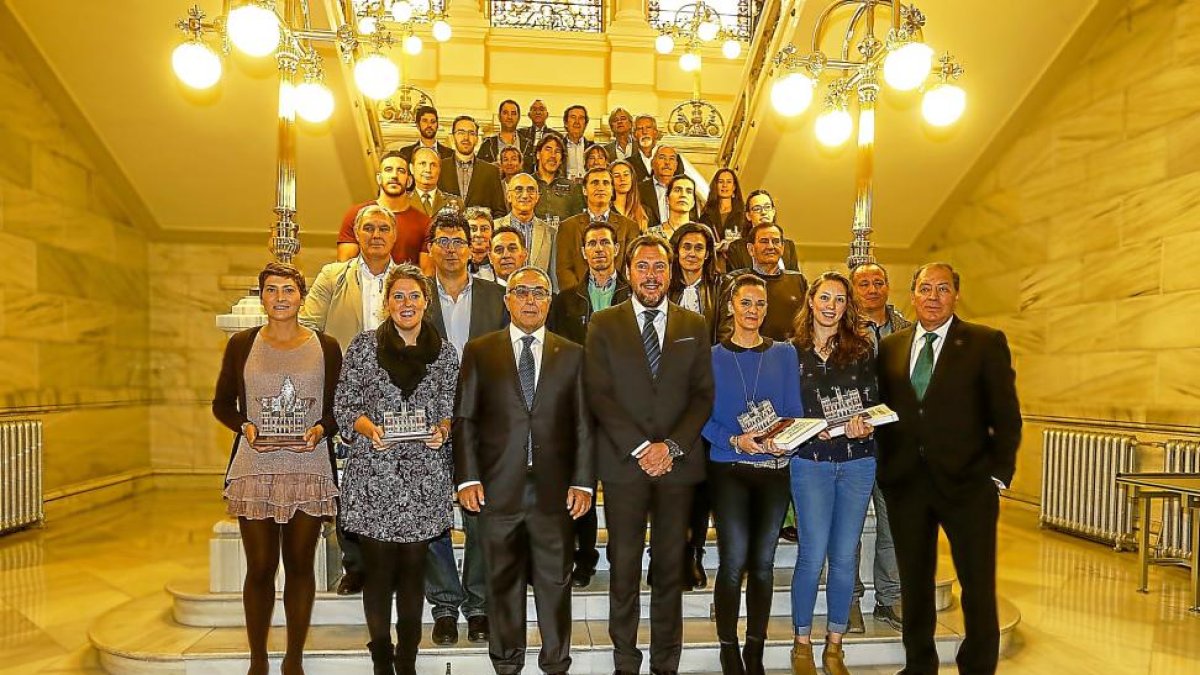 Una amplia representación de los 39 olímpicos vallisoletanos en la foto de familia junto al alcalde, el presidente del COE y el autor.-WELLINGTON DOS SANTOS