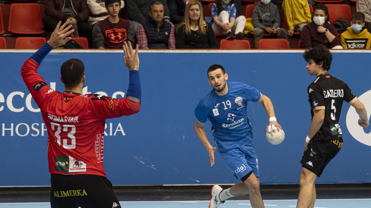 Miguel Martínez enfila la portería en el duelo del pasado domingo ante Ademar. / PHOTOGENIC