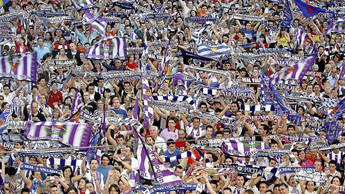 Imagen de archivo de las gradas de Zorrilla llenas para animar al Real Valladolid en un partido. /  EL MUNDO