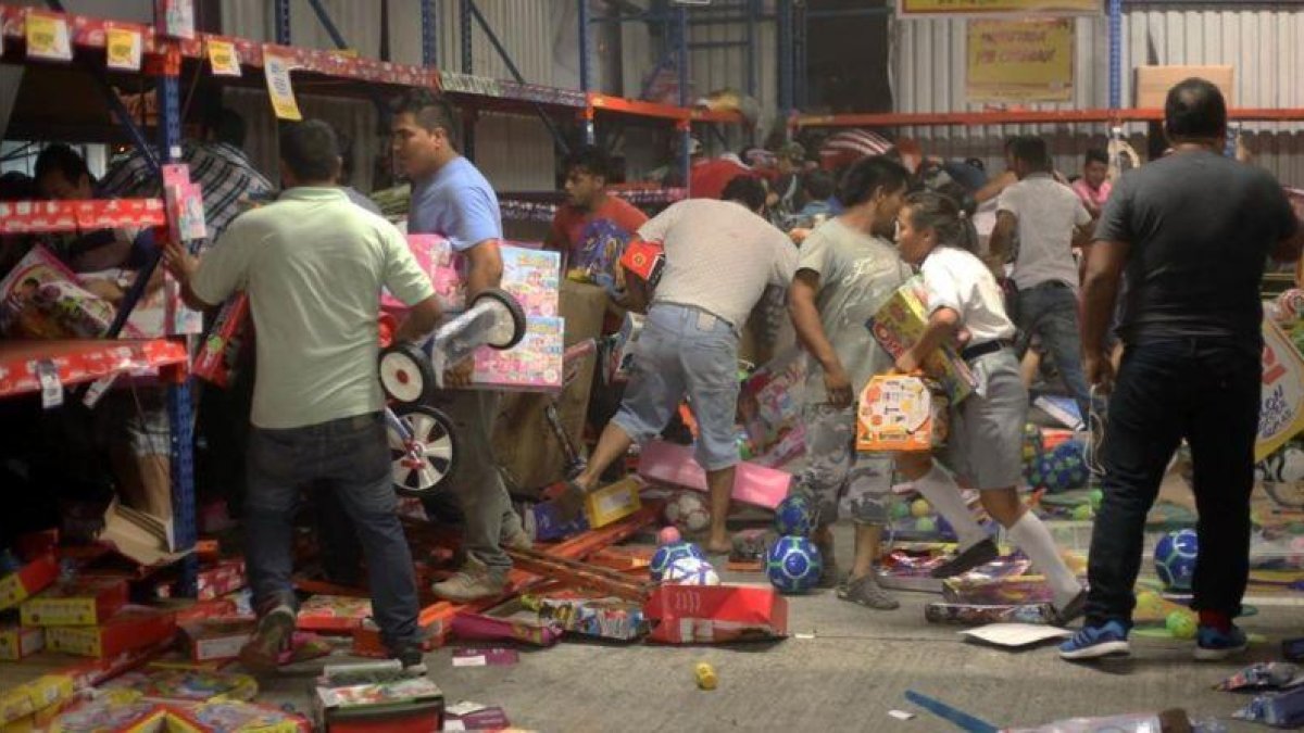 Saqueo en una tienda de juguetes en el Puerto de Veracruz.-AFP / ILSE HUESCA