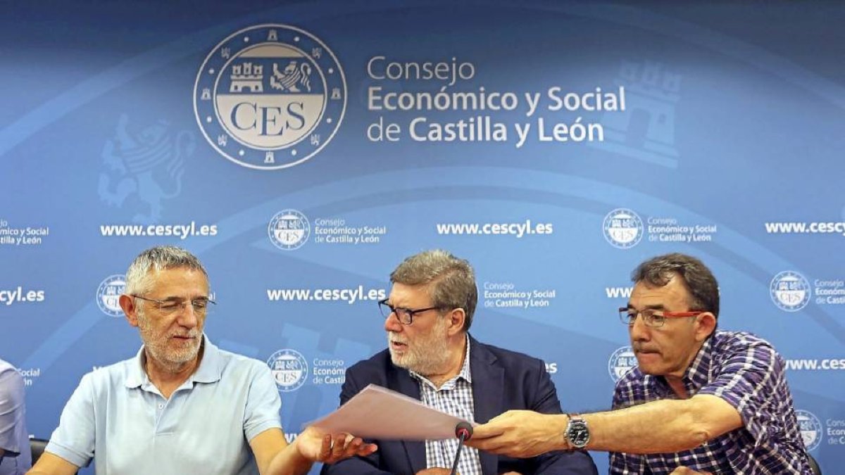 Agustín Prieto, Santiago Aparicio y Ángel Hernández ayer, firman la adaptación del III AENC en Castilla y León.-ICAL