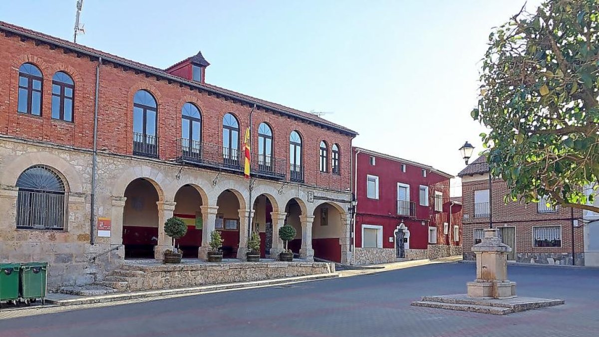 Fachada del ayuntamiento de Piñel de Abajo.-MAR TORRES