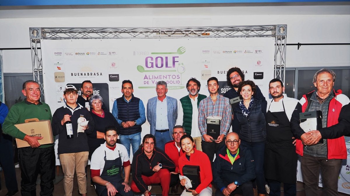 Foto de familia de la entrega de los galardonados en el III Torneo de Golf 'Alimentos de Valladolid'. / M. G . EGEA