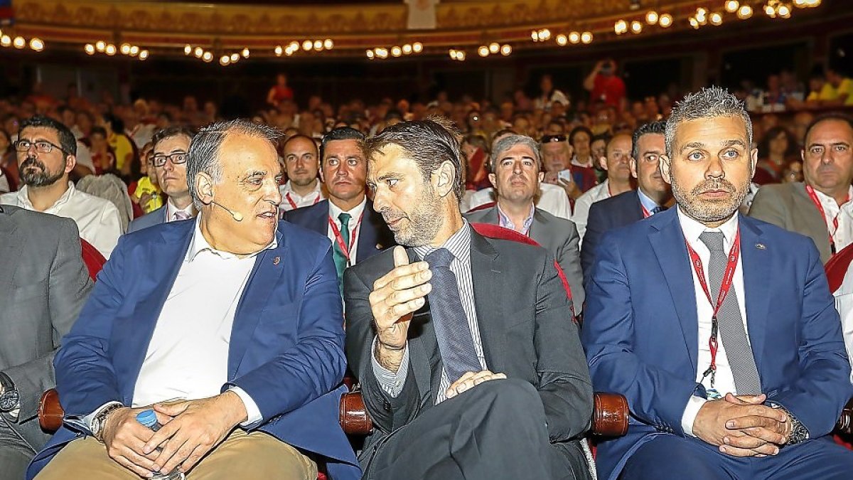 Tebas y Suárez charlan durante el congreso nacional de peñas de fútbol celebrado en 2018 en Valladolid. | J.M. LOSTAU