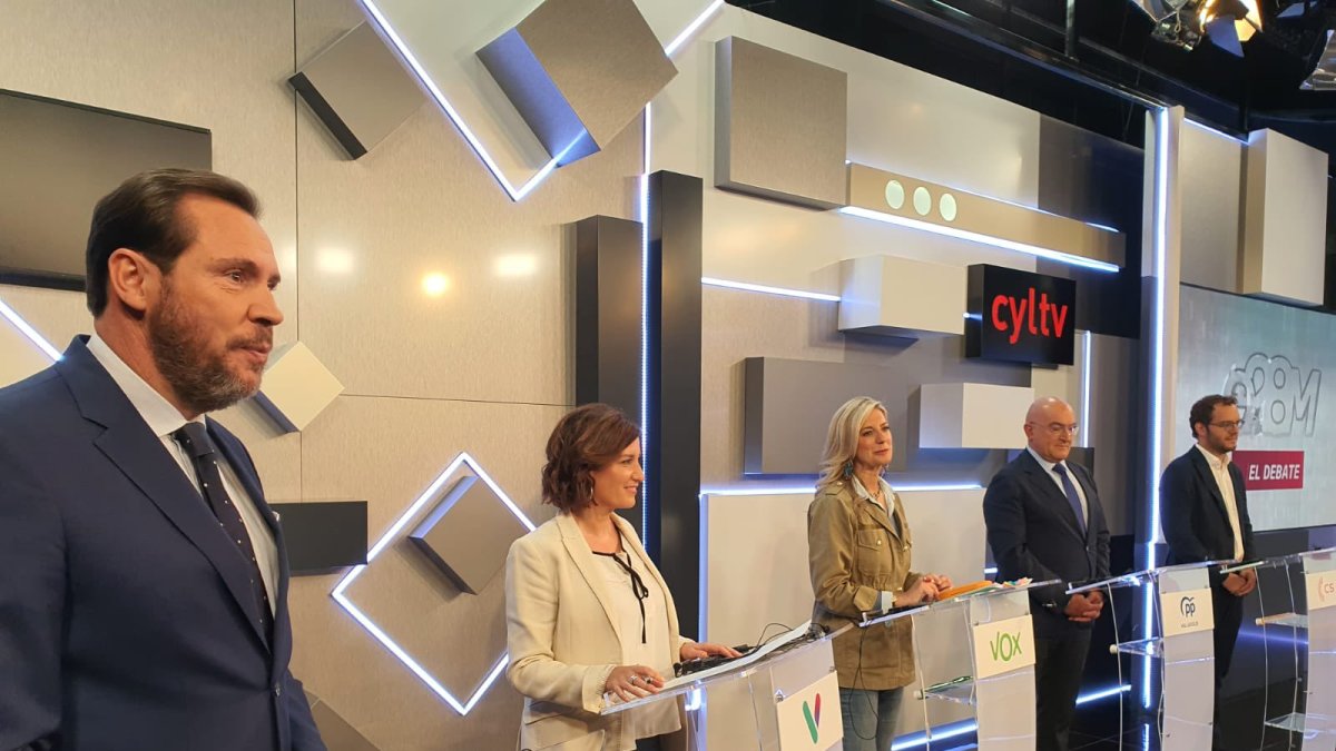 Los candidatos a la alcaldía de Valladolid: Óscar Puente (PSOE), María Sánchez (VTLP), Irene Carvajal (Vox), Jesús Julio Carnero (PP) y Pablo Vicente (Cs), en el debate electoral de La 8. -TWITTER