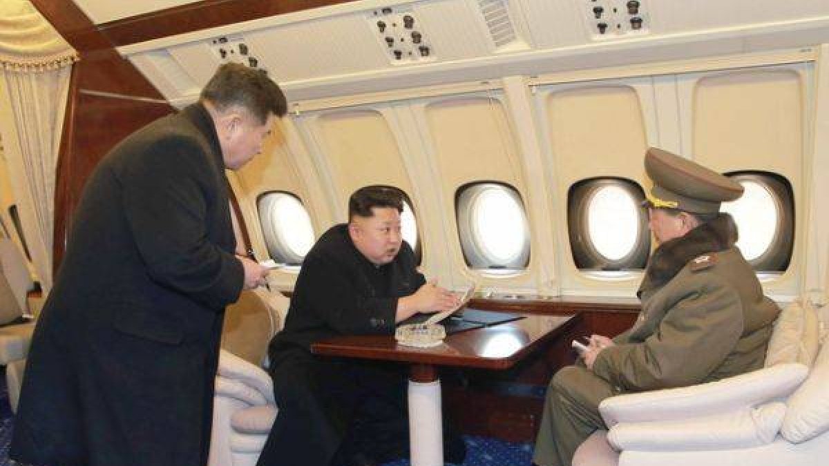 El dictador norcoreano, en el interior remodelado de su avión.-Foto: KCNA / EFE