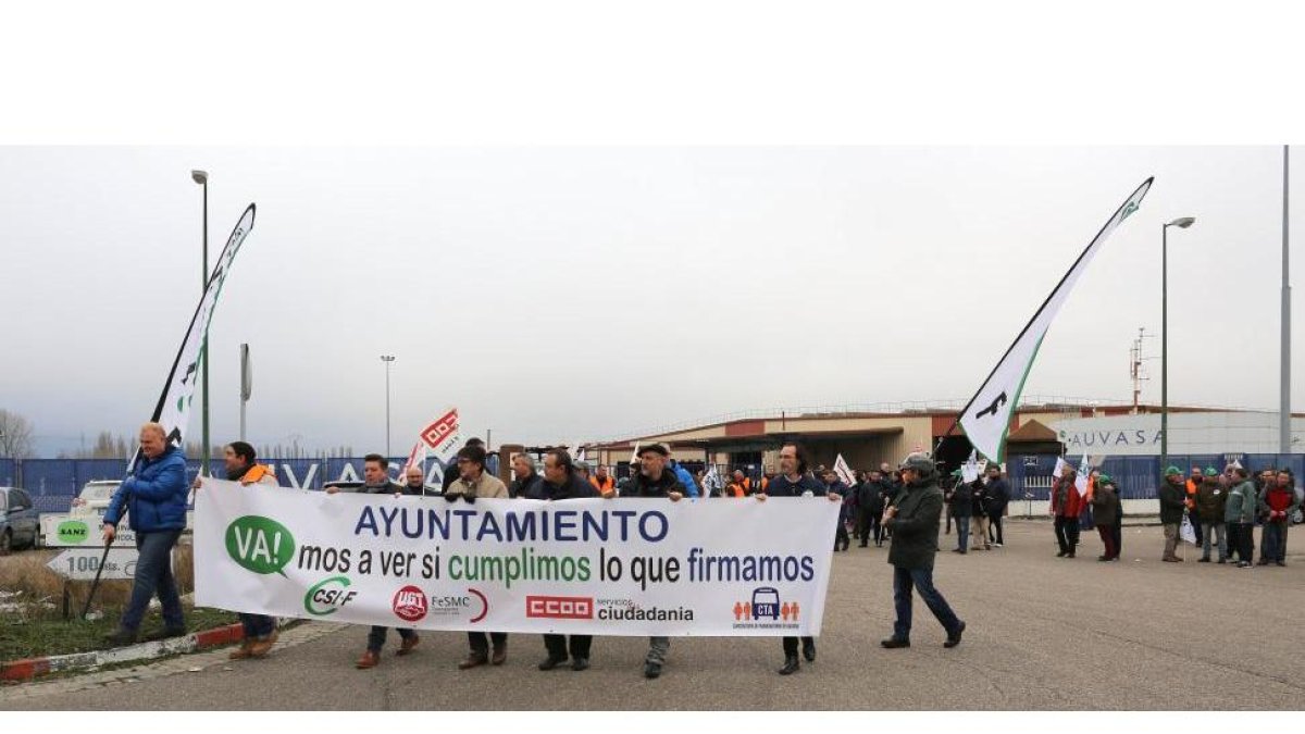 Los trabajadores de Auvasa se manifiestan por las calles de Valladolid para exigir a las empresa que se siente a negociar sus condiciones.-ICAL