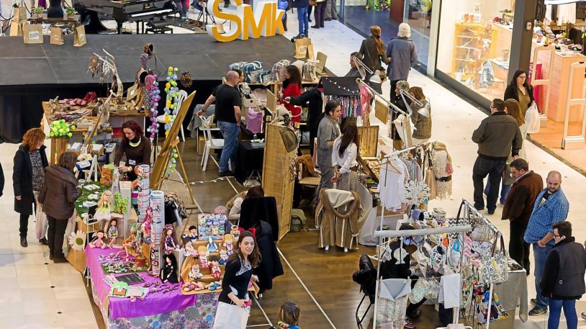 Expositores del 'Sunday Market' en la planta baja del Centro Comercial Vallsur.-PABLO REQUEJO