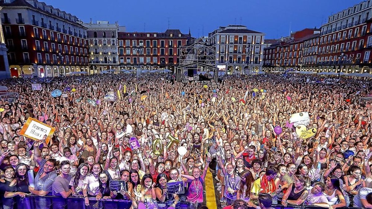 Miles de vallisoletanos esperan un concierto en la Plaza Mayor. - EM